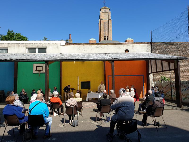 Onder de toren van de OLV kerk © Dirk Adams