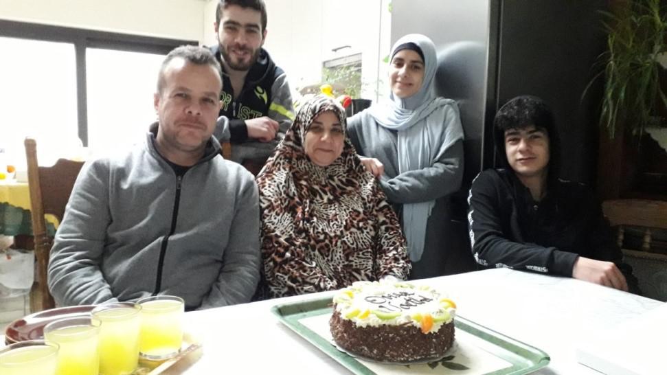 De Omarmers in Ieper samen met het gezin dat ze ontvingen 