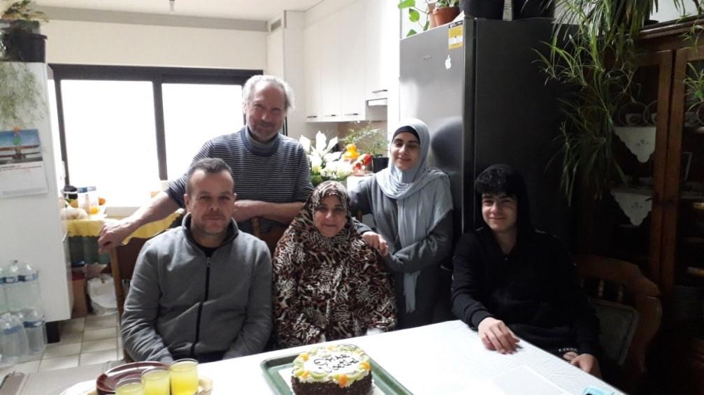 De Omarmers in Ieper samen met het gezin dat ze ontvingen 
