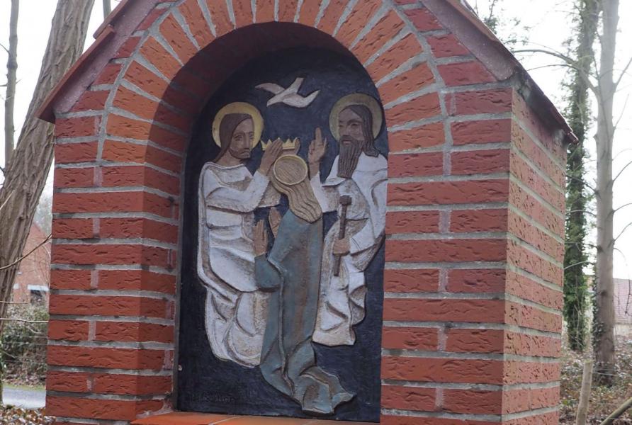 kapelletje met uitbeelding van 'de kroning van Maria' 
