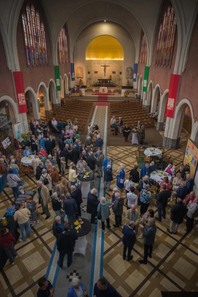 de receptie achteraan in de kerk © Wim Duysburgh