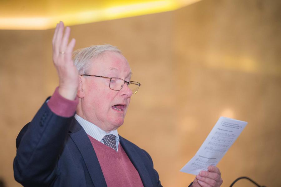 Paul Zwysen dirigeerde de volkszang © Wim Duysburgh