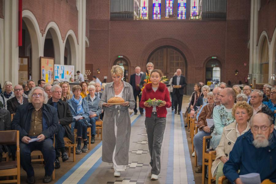 aanbrengen van de offergaven © Wim Duysburgh
