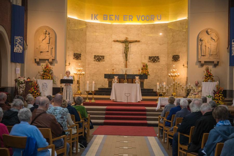 de viering werd opgeluisterd door mezzosopraan Brigitte Bruyndonckx © Wim Duysburgh