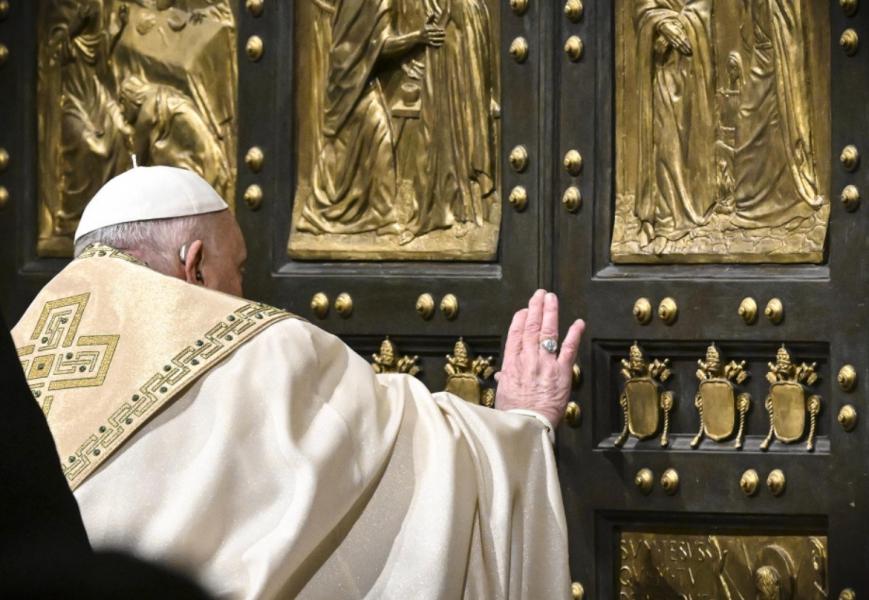 Paus Franciscus opende de Heilige Deur van de Sint-Pietersbasiliek op kerstavond 2024. © KNA