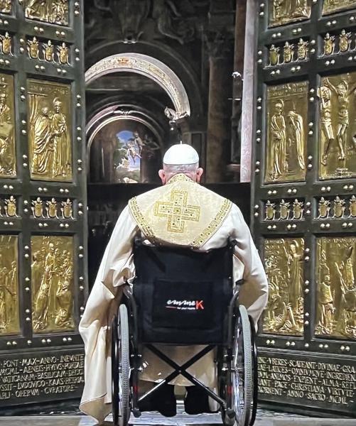 Paus Franciscus opende de Heilige Deur van de Sint-Pietersbasiliek op kerstavond 2024. © Dirk Bellens