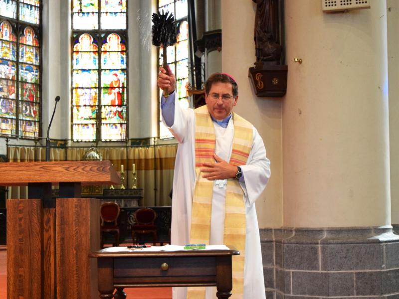 Mgr. Lode Aerts zegent de kruisjes © Erna Nevejant