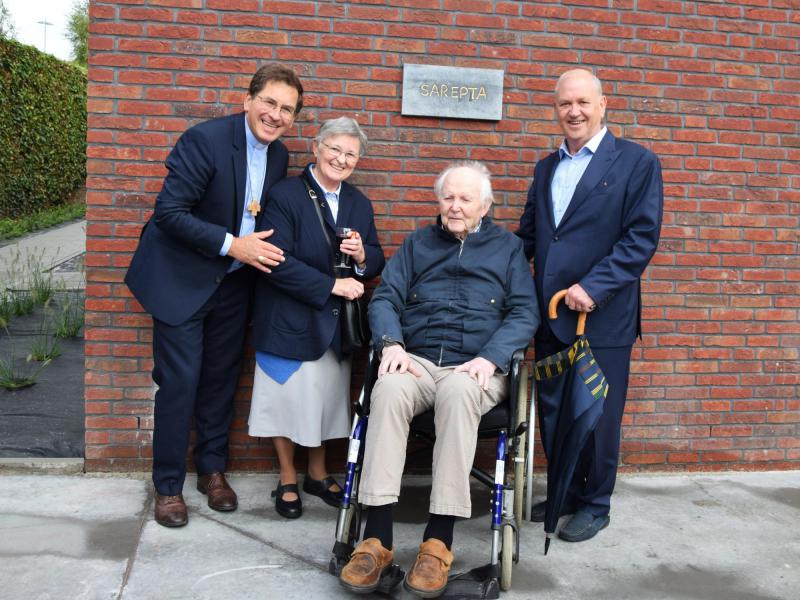 Mgr. Lode Aerts, zuster Mariette (medewerkster De Kerit), E.H. Robrecht Gheeraert (maakte het naamplaatje Sarepta voor de gevel) en deken Renaat Desmedt © Erna Nevejant