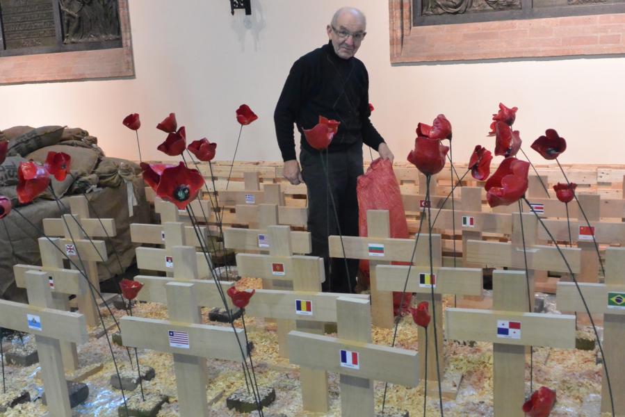 Johny (één van de medewerkers) bij de opbouw van de tentoonstelling. 