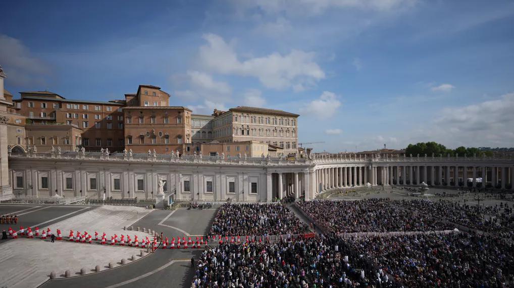 Woensdagochtend werd het lichaam van paus Franciscus overgebracht van Casa Santa Marta naar de Sint-Pietersbasiliek © Getty Images