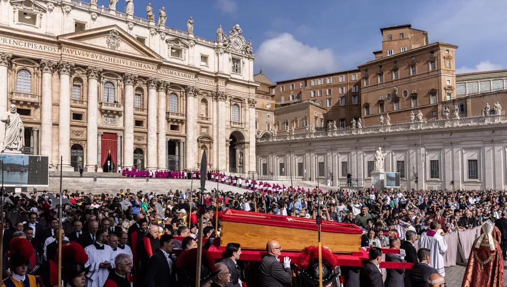 Woensdagochtend werd het lichaam van paus Franciscus overgebracht van Casa Santa Marta naar de Sint-Pietersbasiliek © AFP