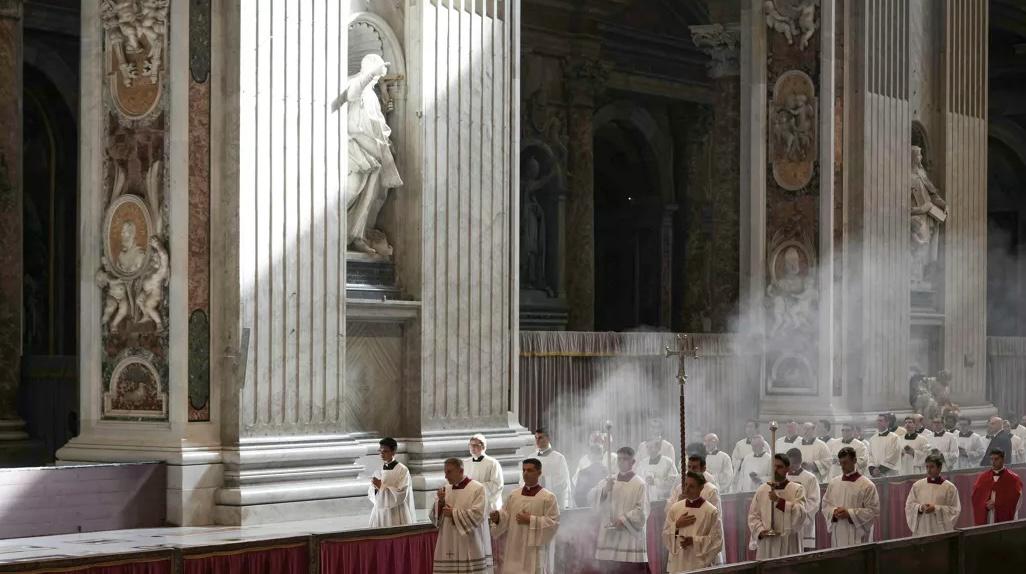 Woensdagochtend werd het lichaam van paus Franciscus overgebracht van Casa Santa Marta naar de Sint-Pietersbasiliek © AFP