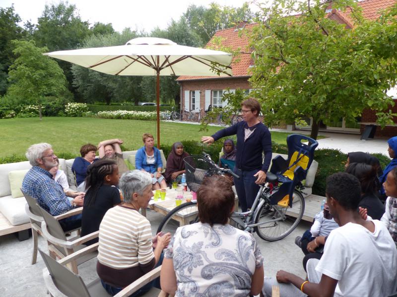 Marleen leerde hen de onderdelen van de fiets aan in het Nederlands 