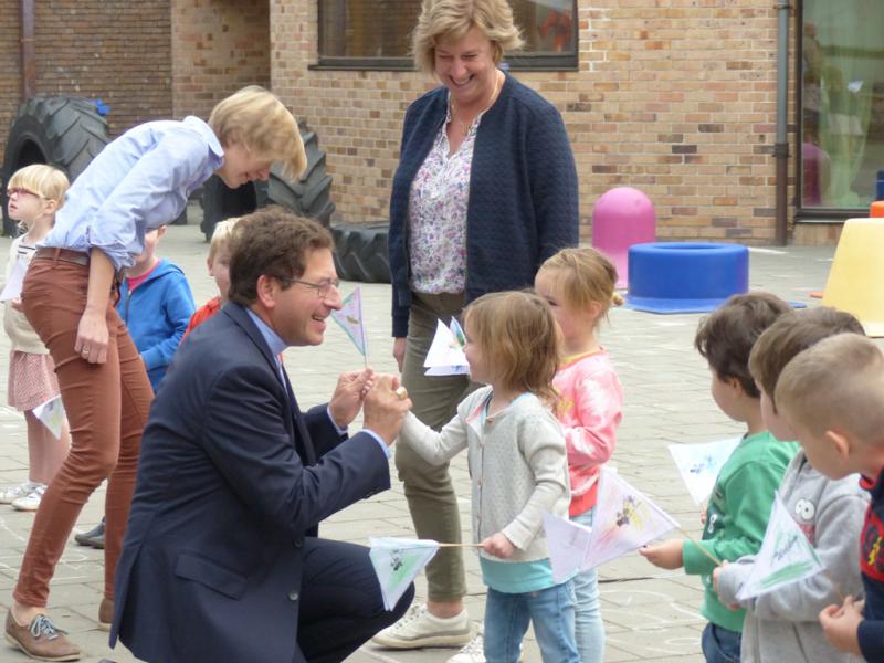 Een erehaag vol kleuters... daarvoor gaat bisschop Lode even door de knieën. 