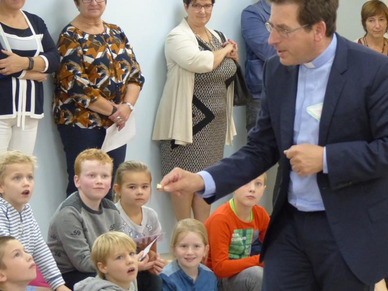 De ring van de bisschop staat symbool voor zijn verbondenheid met Jezus Christus. 