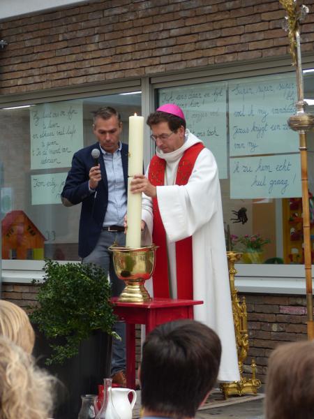 De bisschop wijdde het water. 