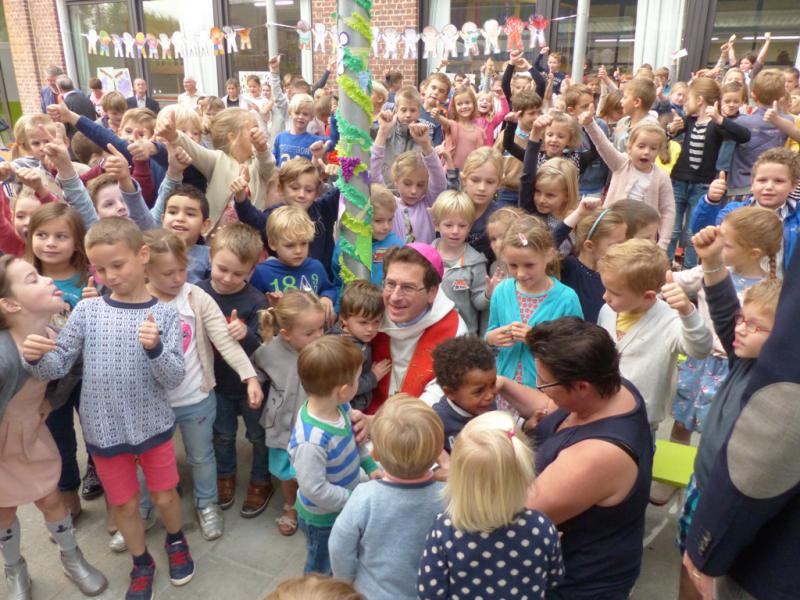 De kinderen waren enthousiast tijdens het bezoek van bisschop Lode. 