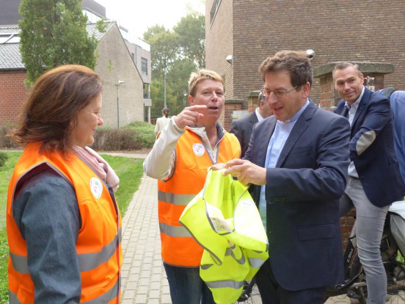 Bisschop Lode kreeg een fluohesje voor een veilige fietsrit 