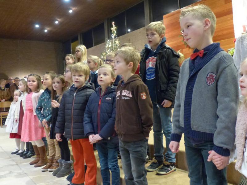 De kinderen van de Heirweg zongen tijdens de viering in Vichte. 