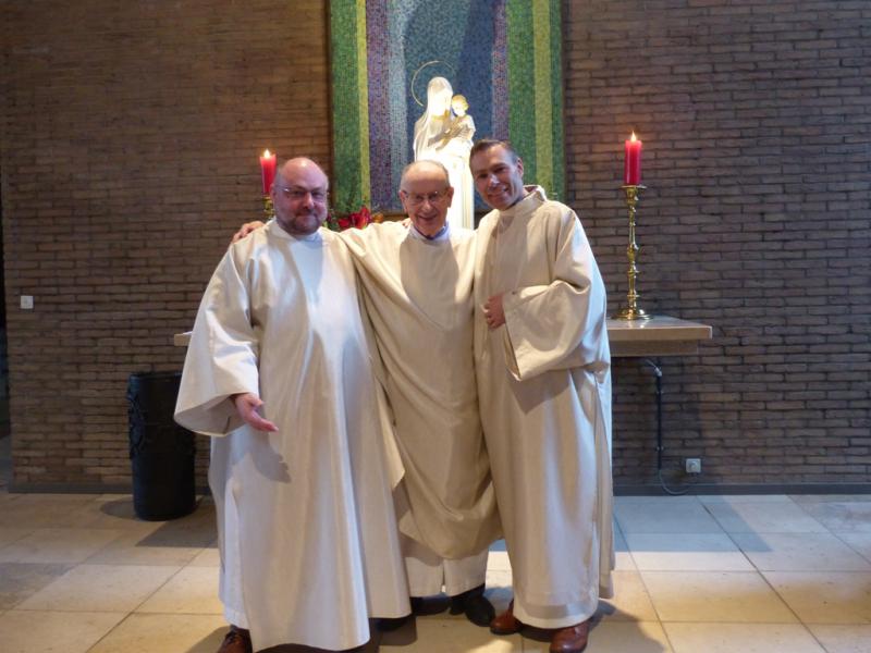 Priester André samen met priester Jan en diaken Jean-Yves. 