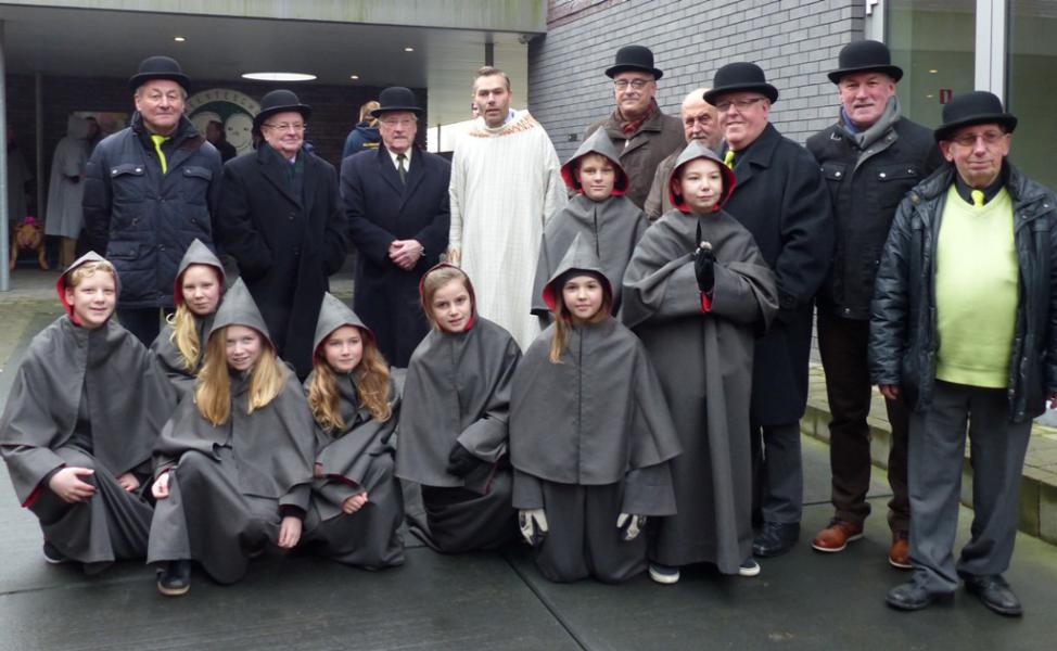 Enkele bolhoedheren samen met diaken Jean-Yves en de patertjes. 