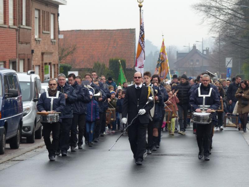 De muziekvereniging ‘De eendracht’ liep op kop en zorgde voor de nodige muzikale sfeer. 