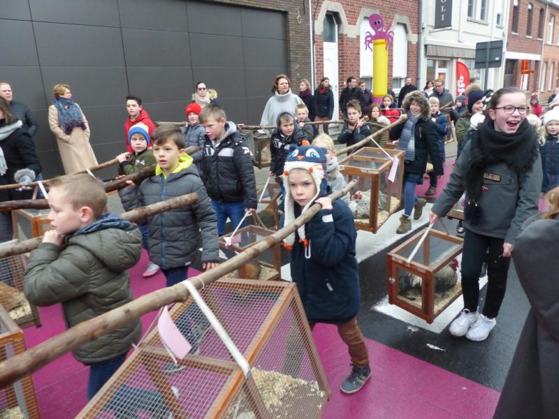 Heel wat kinderen droegen het varken en de andere offergiften naar de kerk. 