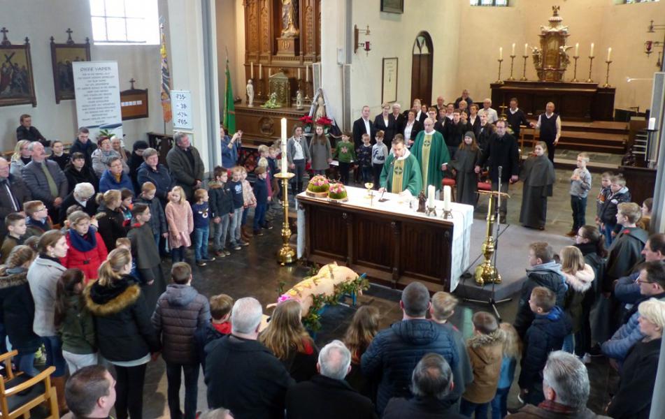 Het Onze Vader werd gebeden door groot en klein tijdens de viering in de St.-Antoniuskerk. 