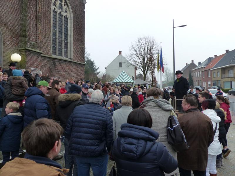 Na de feestelijke viering was er opnieuw verkoop per Amerikaans opbod van de offergiften 