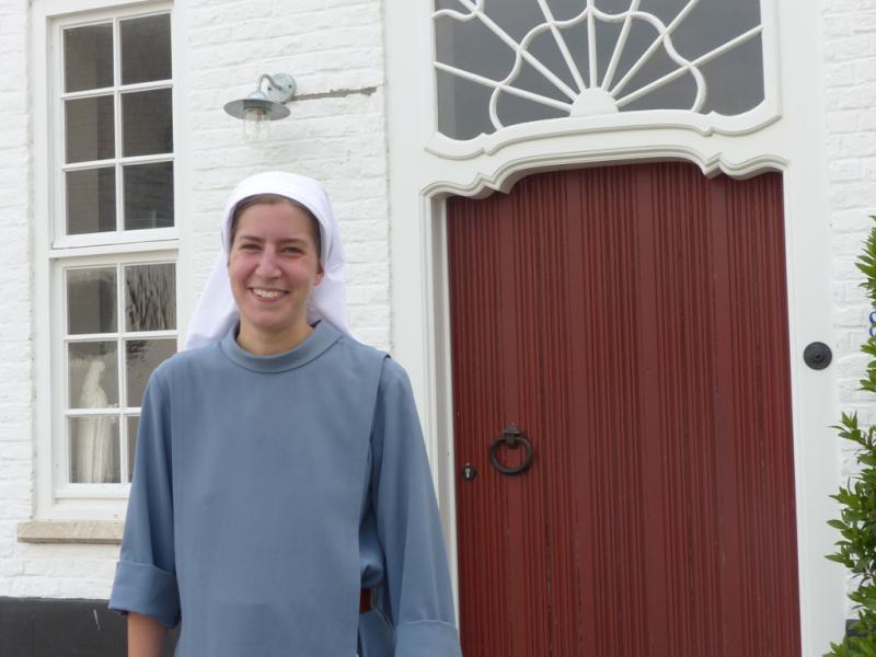 Zuster Hanna voor de ingang van de prachtige abdij. 