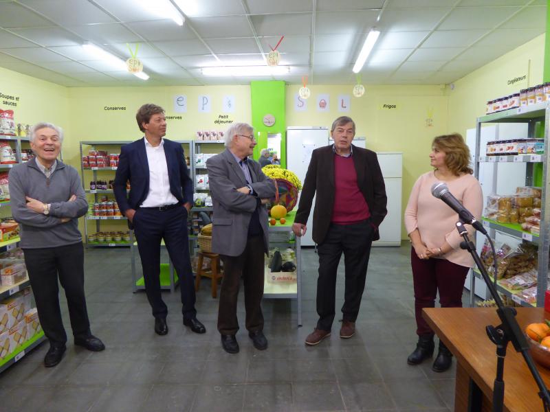 Deken Luc Roussel met enkele trekkers van het project.