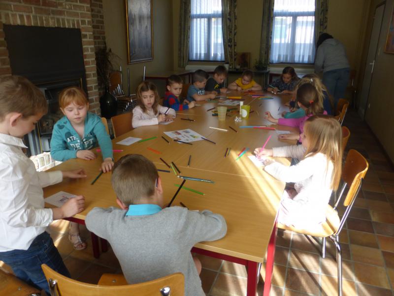De kinderen werken rond het passieverhaal. 