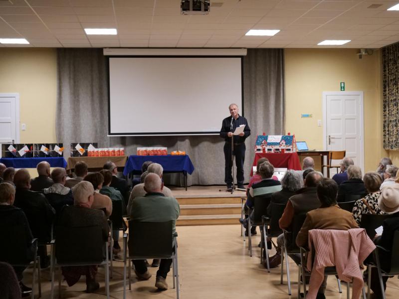 Voorzitter Guy Rogissart verwelkomt de aanwezigen © Mattias Lelie