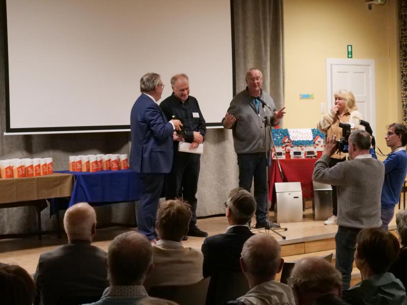 Ook voorzitter Guy ontving een welverdiende attentie © Mattias Lelie