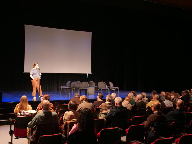 De voorstelling werd ingeleid door Valentine De Lannoy (educatief medewerker van Welzijnsschakels) 