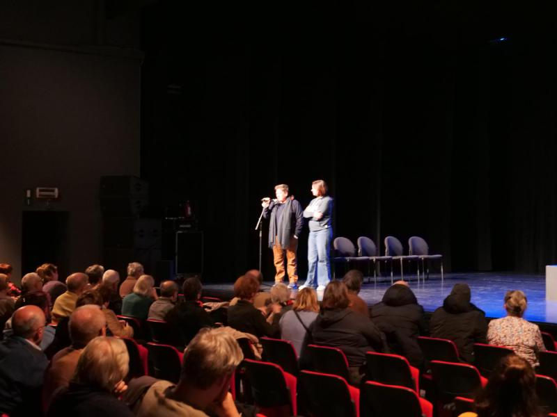 Caro en Stefanie richten zich dankbaar tot het publiek na de voorstelling 