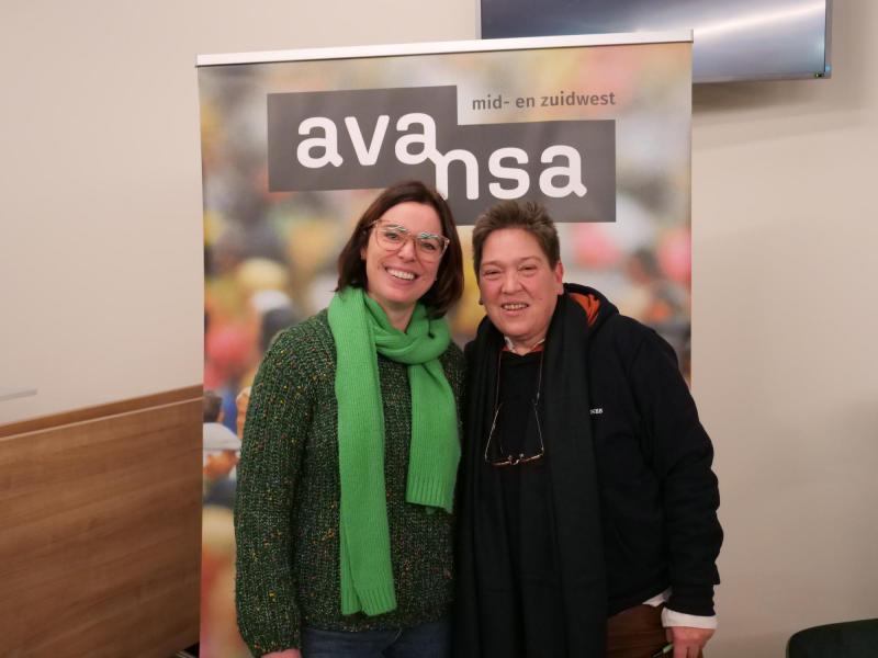Actrice Stefanie (l.) en ervaringsdeskundige Caro (r.) 