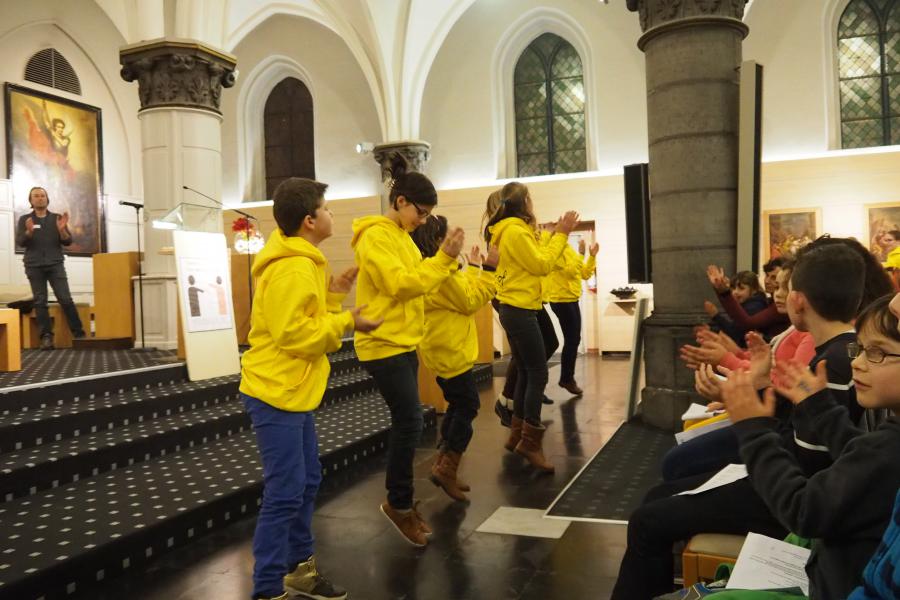 De hele kerk klapt enthousiast mee