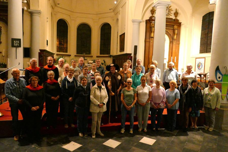 Groepsfoto van alle medewerkers, zangers en organist van het Genesiuskoor samen met de figuranten en hoofdrolspeler Luc Devisscher (met pelgrimsstaf) die de Bijbelse evocatie brengen op 1 oktober  .  © Hugo Casaer