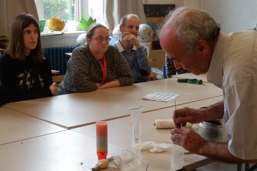 Rafiq laat de mensen van De Ark kennis maken met zijn hobby © Ria Van Alboom