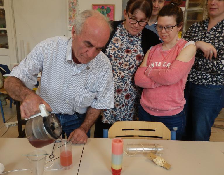 Een atelier dat de cliënten van De Ark weet te boeien. © Ria Van Alboom