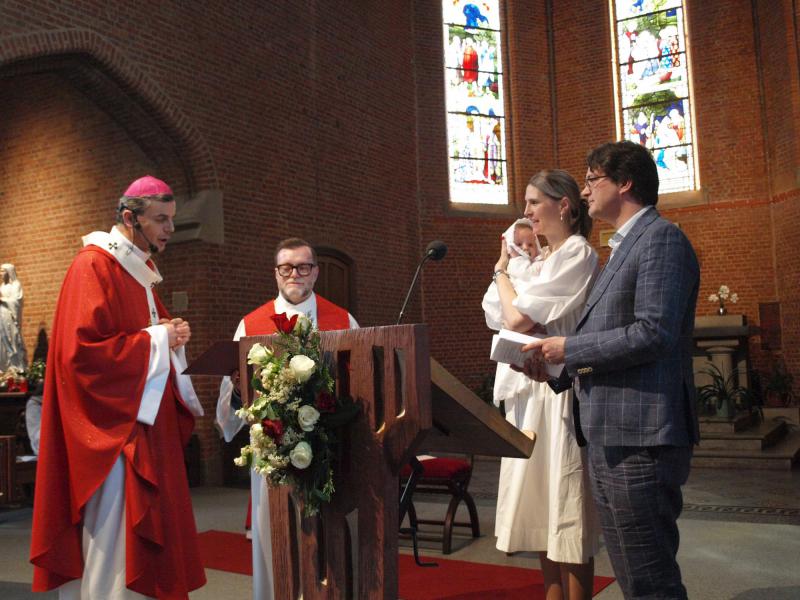 Maaike en Benoit engageren zich om Henri-Denis op te voeden in de geest van het evangelie © Luc Faems