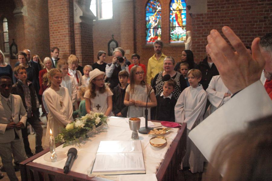 Voor enkelen de eerste keer aan de tafel met de Heer © Mariette Dhodnt