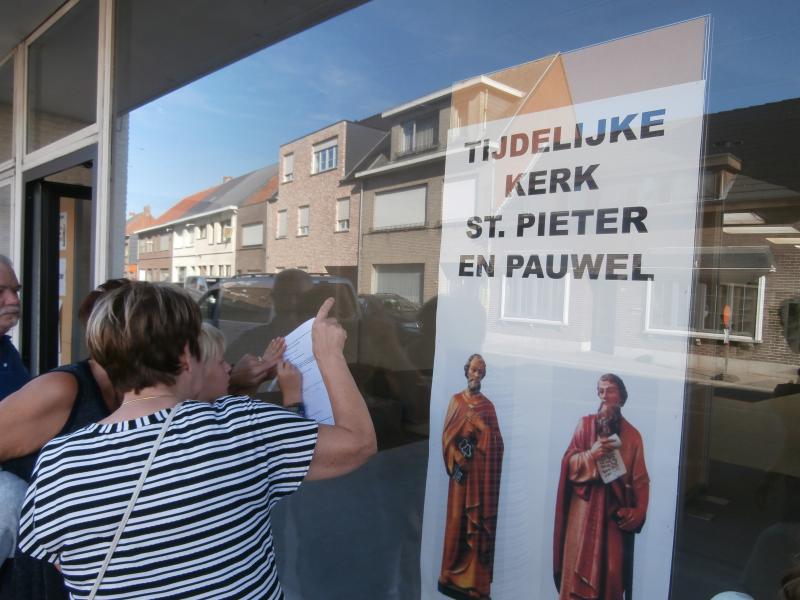 Bezoek aan de tijdelijke kerk 