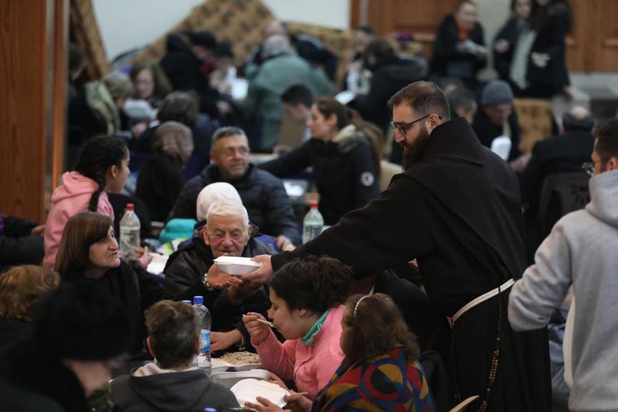 Echte minderbroeders zijn het, die franciscanen in Syrië. 'Ze delen het eten uit, zitten met ons op de grond. Ze zijn als een moeder bij wie je kan schuilen.' © Franciscanen Aleppo