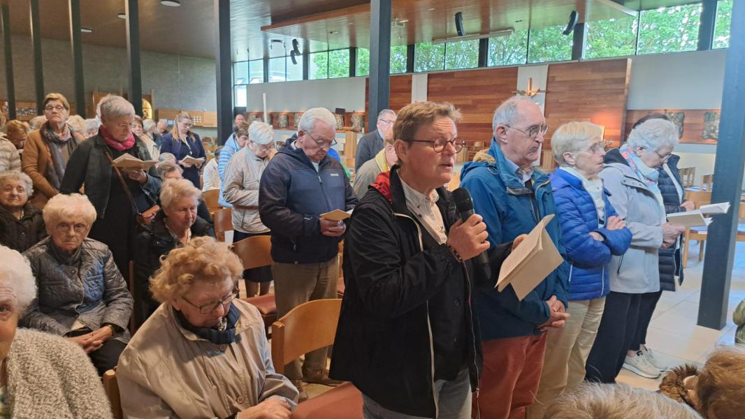 WZC Sint-Vincentius uit Avelgem op bedevaart @kerk Vichte 