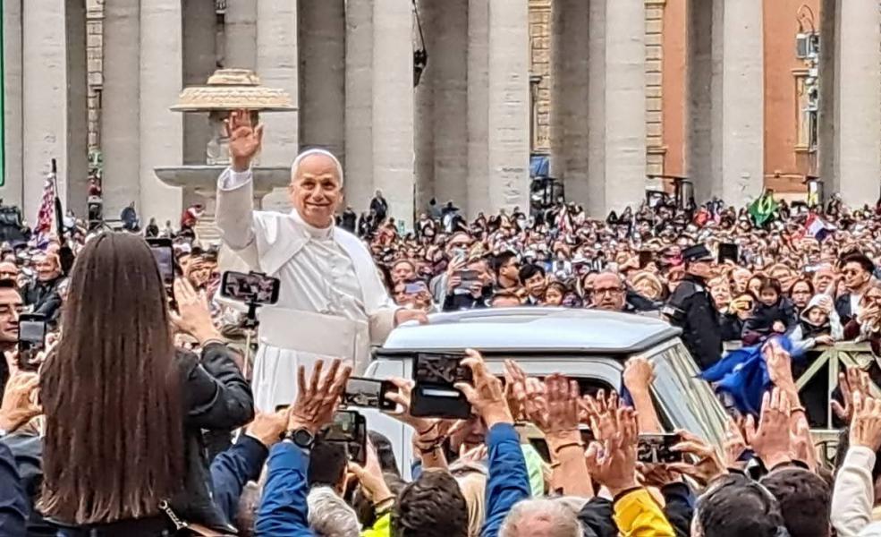 Tijdens de algemene audiëntie werd paus Leo rondgereden op het St.-Pietersplein. 