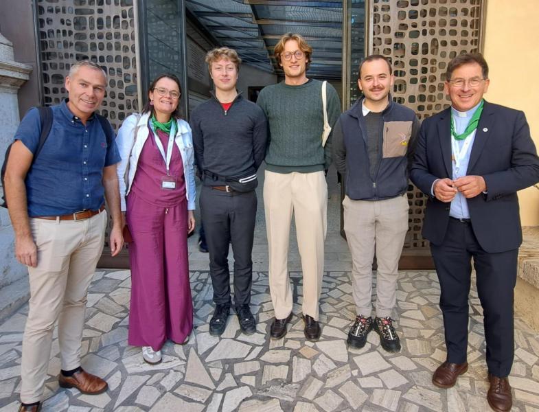 Enkele jongeren uit onze geloofsgemeenschap sloten bij ons aan in St.-Paulus buiten de muren. 