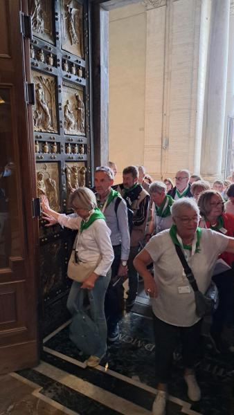 Doorgang via een van de heilige deuren in Rome. Voor velen een bijzonder moment. 
