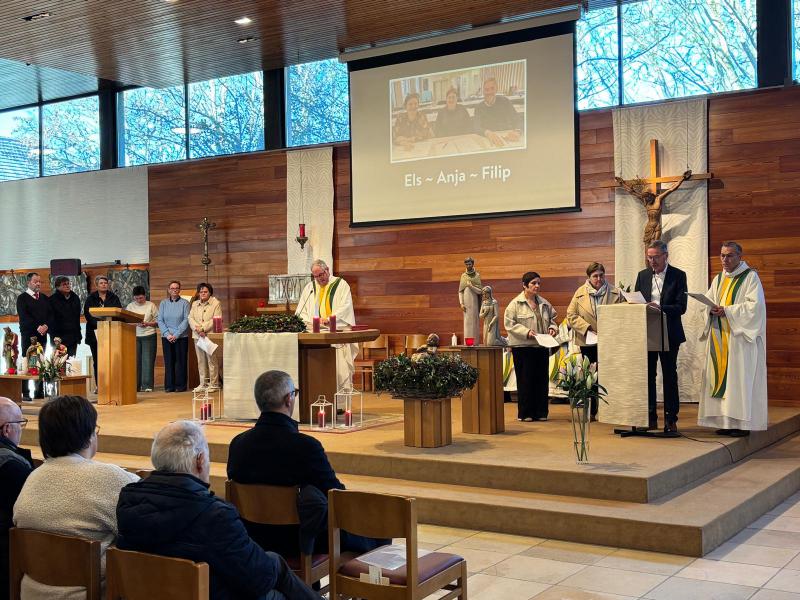 Deken Henk bevraagt de teamleden naar hun engagement. 